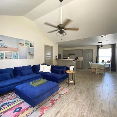 Quiet 2Br 2Ba, Laundry, Wi-Fi, Near Shops & Restos Apartment